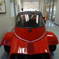 Na prodej je malá Isetta s velkým srdcem. Teda vlastně motorem