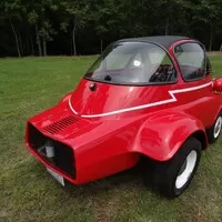 Na prodej je malá Isetta s velkým srdcem. Teda vlastně motorem