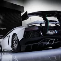 Přijde vám křídlo na Aventadoru malé? Dopřejte si větší!