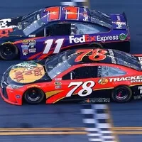 Sezóna NASCAR začala nejtěsnějším finishem v historii