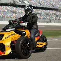Can-Am odhaluje přeplňovanou tříkolku s výkonem 150 koní
