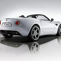 Autíčkář se ptá: Je hezčí originální Alfa Romeo 8C, nebo Disco Volante?