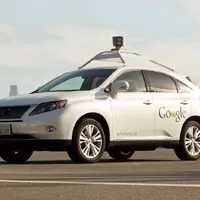 Roboauta od Google se učí jezdit víc jako lidi, jedno už nabouralo