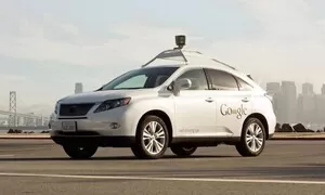 Roboauta od Google se učí jezdit víc jako lidi, jedno už nabouralo