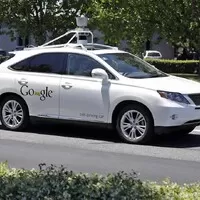 Roboauta od Google se učí jezdit víc jako lidi, jedno už nabouralo