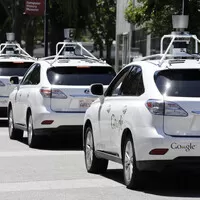 Roboauta od Google se učí jezdit víc jako lidi, jedno už nabouralo