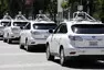 Roboauta od Google se učí jezdit víc jako lidi, jedno už nabouralo