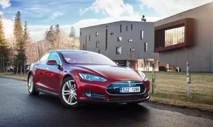 Autíčkář futurista, Novinky: Tesla v Singapuru platí pokuty za vysoké emise