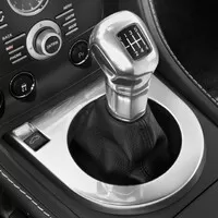 Aston Martin chce být posledním výrobcem sporťáků s manuálem