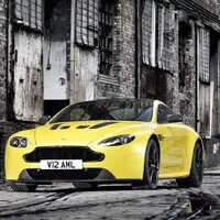 Aston Martin V12 Vantage S s manuální „psí nohou“