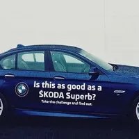 Autosalon v Irsku nabízí srovnání Superbu s pětkovým BMW