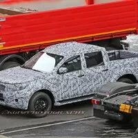 Na světlo pronikly první špionážní fotky pick-upu od Mercedesu