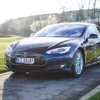 Tesla vs. Trabant očima Dana Přibáně: Budoucnost z dvoutaktního pohledu
