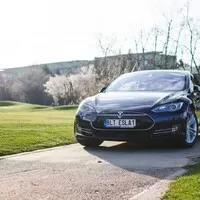 Tesla vs. Trabant očima Dana Přibáně: Budoucnost z dvoutaktního pohledu