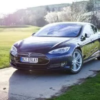 Tesla vs. Trabant očima Dana Přibáně: Budoucnost z dvoutaktního pohledu