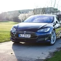 Tesla vs. Trabant očima Dana Přibáně: Budoucnost z dvoutaktního pohledu