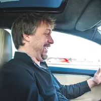 Tesla vs. Trabant očima Dana Přibáně: Budoucnost z dvoutaktního pohledu