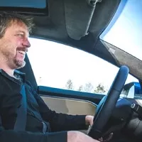 Tesla vs. Trabant očima Dana Přibáně: Budoucnost z dvoutaktního pohledu