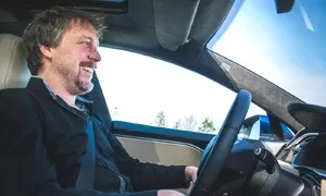 Tesla vs. Trabant očima Dana Přibáně: Budoucnost z dvoutaktního pohledu