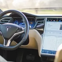 Tesla vs. Trabant očima Dana Přibáně: Budoucnost z dvoutaktního pohledu