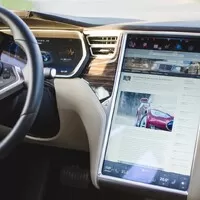 Tesla vs. Trabant očima Dana Přibáně: Budoucnost z dvoutaktního pohledu
