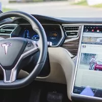 Tesla vs. Trabant očima Dana Přibáně: Budoucnost z dvoutaktního pohledu