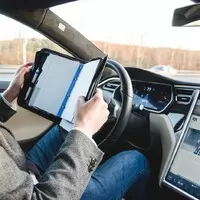 Tesla vs. Trabant očima Dana Přibáně: Budoucnost z dvoutaktního pohledu