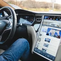 Tesla vs. Trabant očima Dana Přibáně: Budoucnost z dvoutaktního pohledu