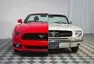 K sobě slepené dva Mustangy ukazují padesát let vývoje pony-car