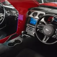 K sobě slepené dva Mustangy ukazují padesát let vývoje pony-car