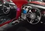 K sobě slepené dva Mustangy ukazují padesát let vývoje pony-car