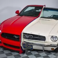 K sobě slepené dva Mustangy ukazují padesát let vývoje pony-car
