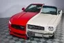 K sobě slepené dva Mustangy ukazují padesát let vývoje pony-car
