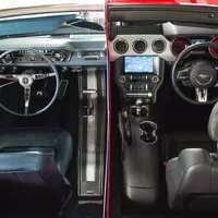 K sobě slepené dva Mustangy ukazují padesát let vývoje pony-car