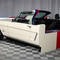 K sobě slepené dva Mustangy ukazují padesát let vývoje pony-car