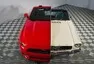 K sobě slepené dva Mustangy ukazují padesát let vývoje pony-car