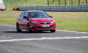 Recenze & testy: Peugeot 308 GTI: První test na okruhu v Mostě