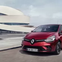 Clio září LEDkami a snaží se tvářit luxusně. Má i nový motor!