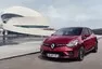 Clio září LEDkami a snaží se tvářit luxusně. Má i nový motor!