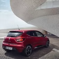 Clio září LEDkami a snaží se tvářit luxusně. Má i nový motor!