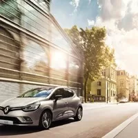 Clio září LEDkami a snaží se tvářit luxusně. Má i nový motor!