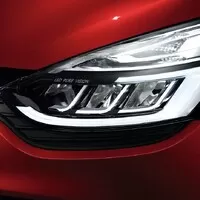 Clio září LEDkami a snaží se tvářit luxusně. Má i nový motor!