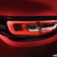 Clio září LEDkami a snaží se tvářit luxusně. Má i nový motor!