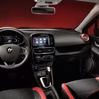 Clio září LEDkami a snaží se tvářit luxusně. Má i nový motor!