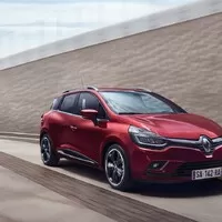 Clio září LEDkami a snaží se tvářit luxusně. Má i nový motor!
