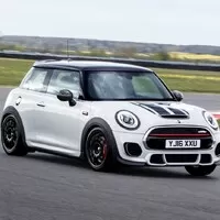 Mini John Cooper Works Challenge myslí vážně jak ježdění, tak bohužel i cenu