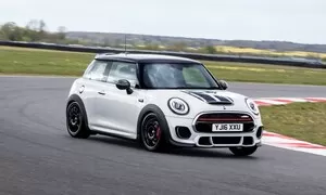 Mini John Cooper Works Challenge myslí vážně jak ježdění, tak bohužel i cenu