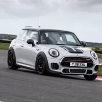Mini John Cooper Works Challenge myslí vážně jak ježdění, tak bohužel i cenu