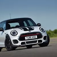 Mini John Cooper Works Challenge myslí vážně jak ježdění, tak bohužel i cenu