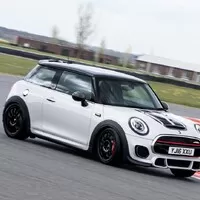 Mini John Cooper Works Challenge myslí vážně jak ježdění, tak bohužel i cenu